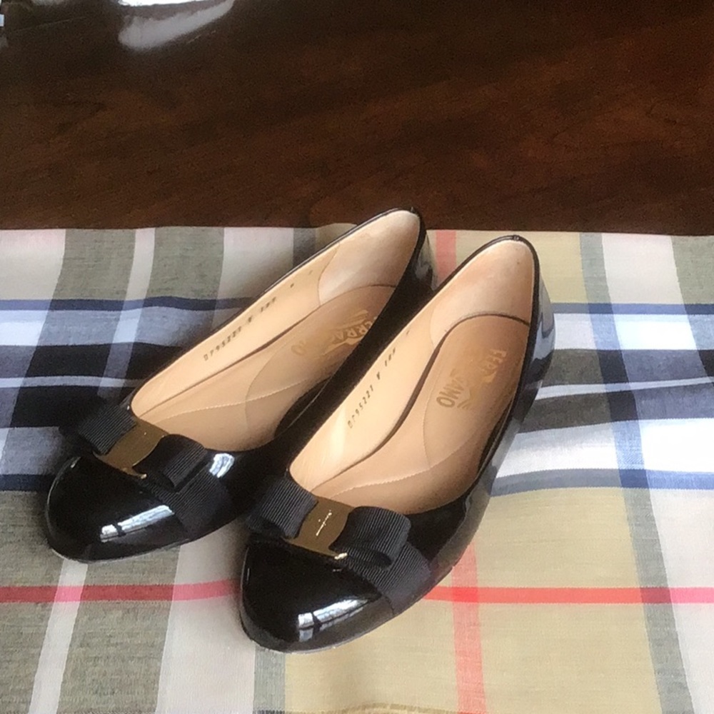 Ferragamo Varina ballet flats in black patent. Size 9C.